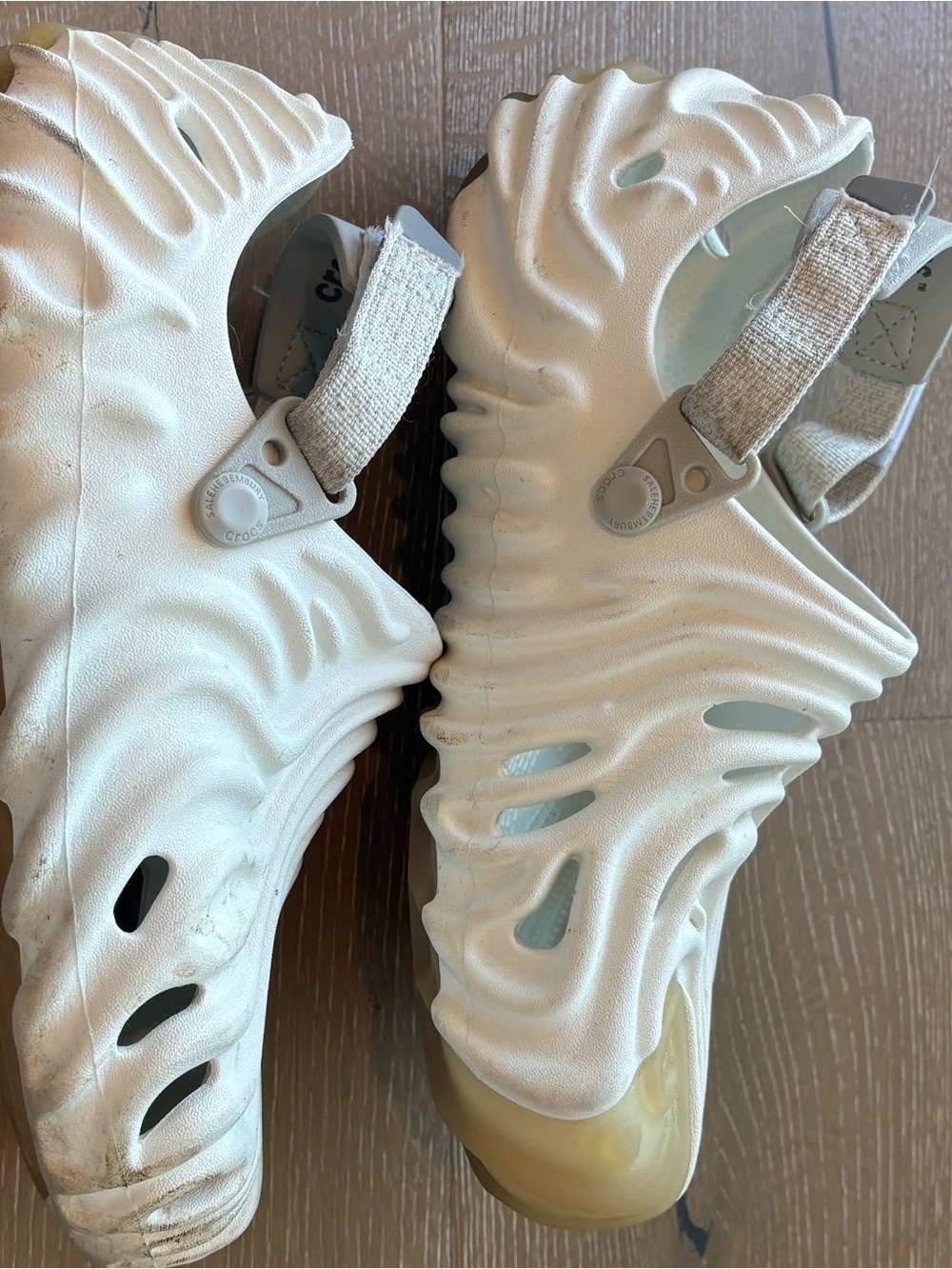 CROCS White Wave-Textured Sandals with Back Strap - Picture 3 of 5